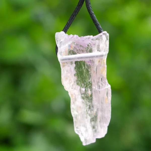 Prachtige kunziet kristal hanger doorboord nr4 uit Afghanistan