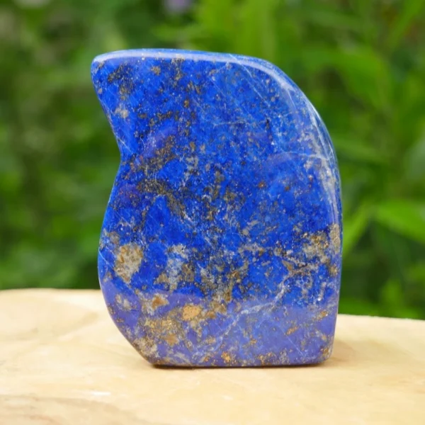 Fraaie diepblauwe lapis lazuli gepolijste vorm van 7,5cm hoog