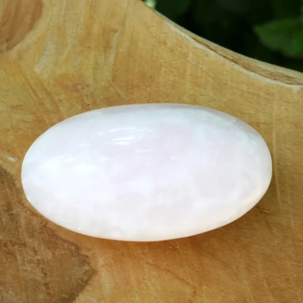 Fraaie grote mangano calciet knuffelsteen van 9,5 x 6cm uit Pakistan