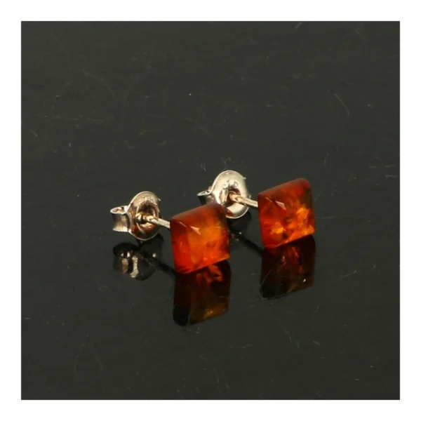 Fraaie oorbel van barnsteen vierkant van 6 x 6mm op zilveren stekertje