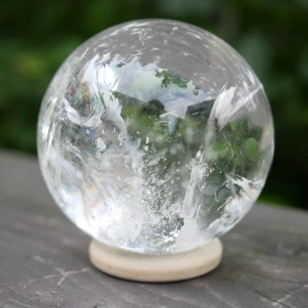 A-kwaliteit heldere bergkristal bol met diameter van 57mm op houten ring
