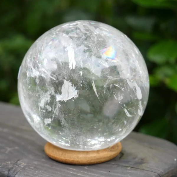 A-kwaliteit bergkristal bol met een diameter van 8cm op houten ring