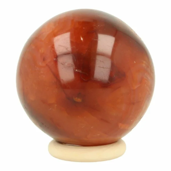 Mooi heldere carneool bol met een diameter van 5cm op houten ring