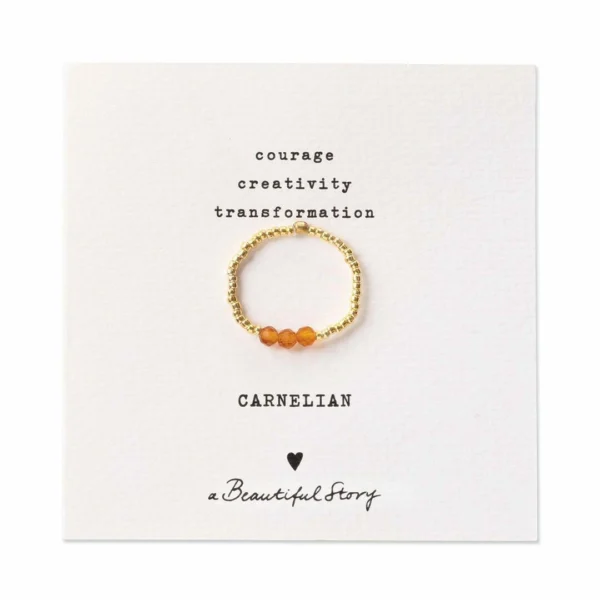 Leuke carneool ring Clarity op rekbaar koord en goudkleurig van A Beautiful Story