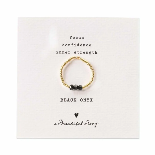Fraaie zwarte onyx ring clrity met goudkleurige kralen op rekbaar koord van A Beautiful Story