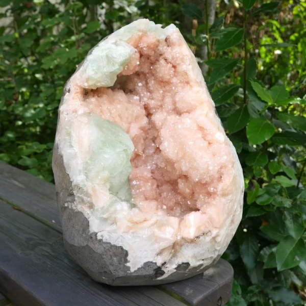 Uniek apofyliet met stilbiet ei XL van maar liefst 18,8kg en 31cm hoog