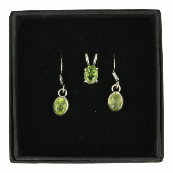 Fraaie peridoot sieraden set in in zilver