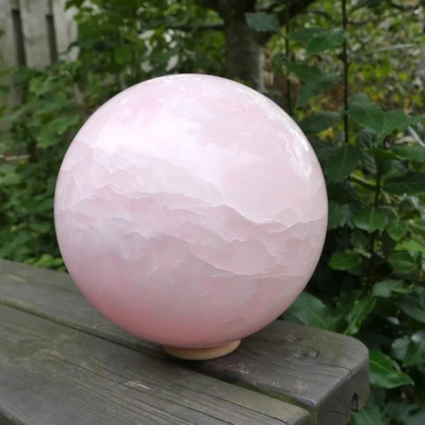 A-kwaliteit woestijnroos bol met een diameter van ruim 21cm en meer dan 14kg zwaar op houten ring