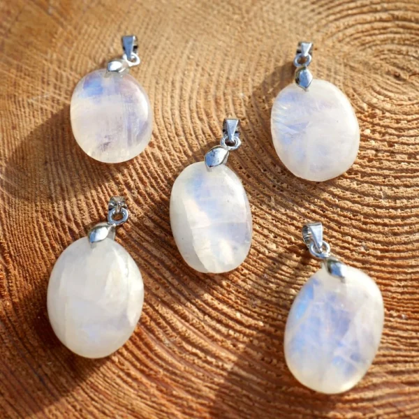 Fraaie ovale regenboog maansteen hanger met zilveren oogje