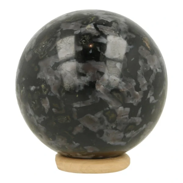 Fraaie gabbro bol met diameter van 58mm op houten ring