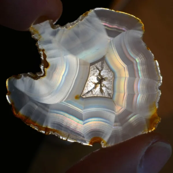 Mooie iris agaat schijf nr4 van 5 x 5,5cm uit Indonesië en veel regenboogjes