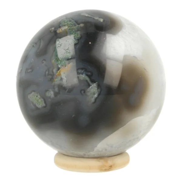 Bijzondere mosagaat bol met bergkristal en een diameter van 66mm op houten ring