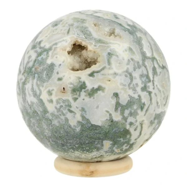 Fraaie zachtgroene mosagaat bol met diameter van 66mm op houten ring