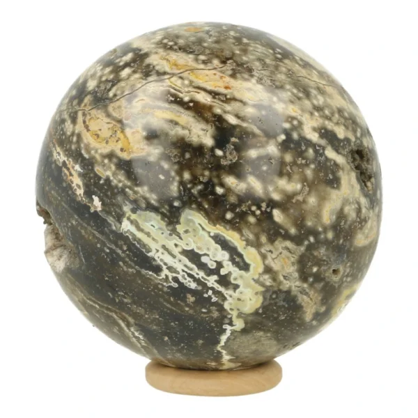 Fraai getekende oceaanjaspis bol met diameter van 74mm op houten ring