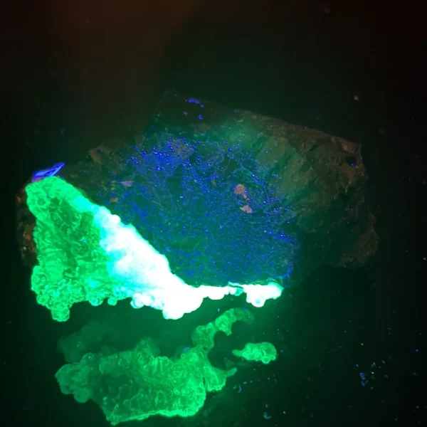 Fraai fel groen schijnende hyaliet opaal op zwarte toermalijn nr5