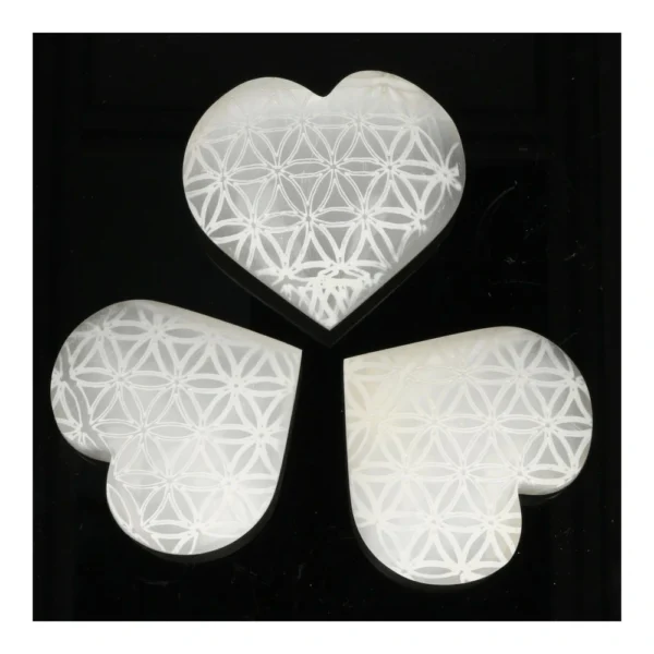 Fraai seleniet hart met levensbloem gravure en een breedte van 6-7cm