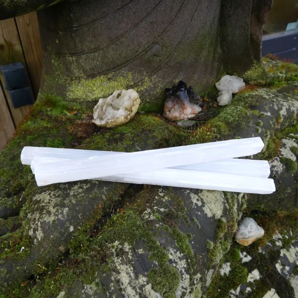 Mooie lange seleniet staaf ruw van 35-40cm lang