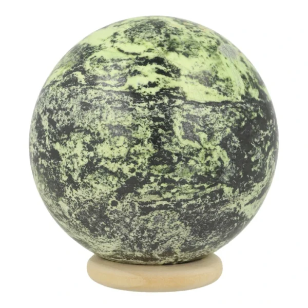 Fraai getekende Australische groene opaal bol met magnetiet en een diameter van 61mm