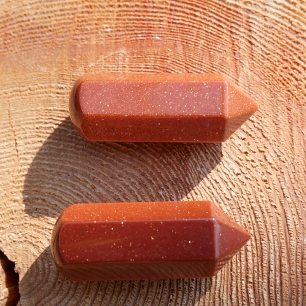 Goudsteen massagesteen van 5cm lang met bolle en puntige zijde