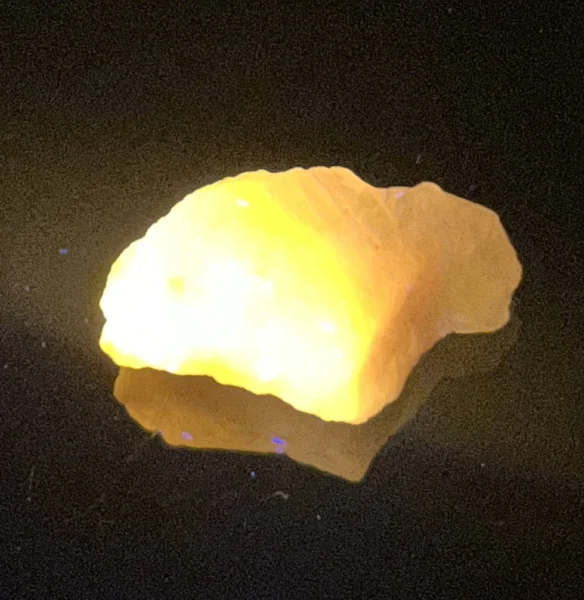 Fel fluoriscerende hackmaniet kristal nr4 van 22mm lang uit Pakistan