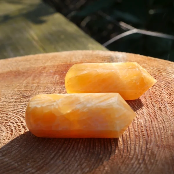 Fraaie oranje calciet massagesteen van 5cm lang