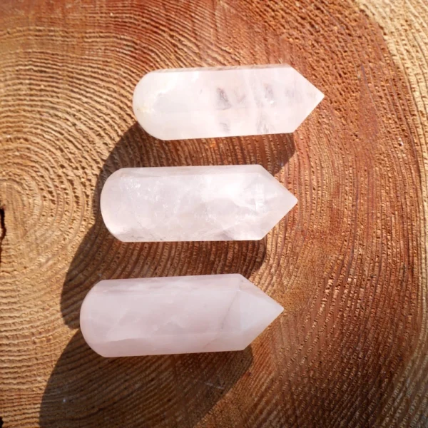 FIJNE LICHTROZE ROZENKWARTS MASSAGESTEEN VAN 5CM LANG MET PUNT EN BOLLE KANT