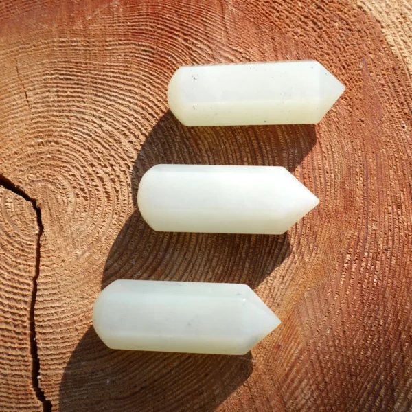 Mooie lichtgroene serpentijn massagesteen van 5cm lang