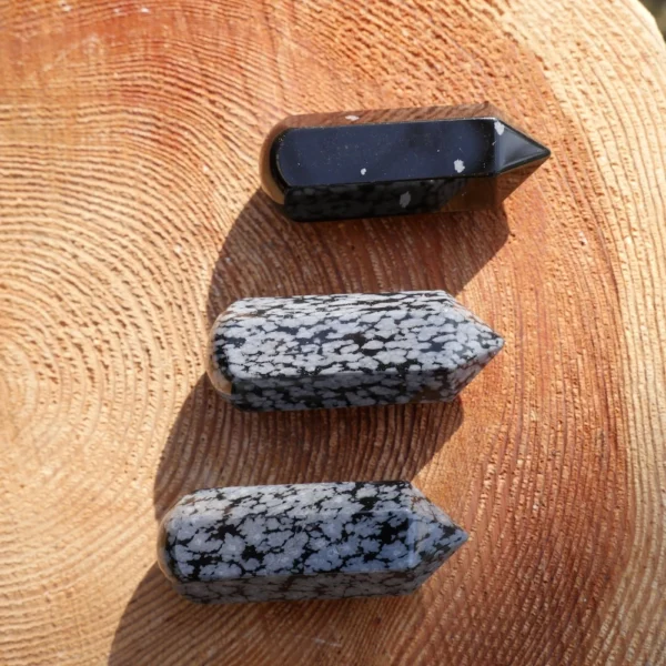 Fijne zwart met grijze sneeuwvlok obsidiaan massagesteen van 5cm lang