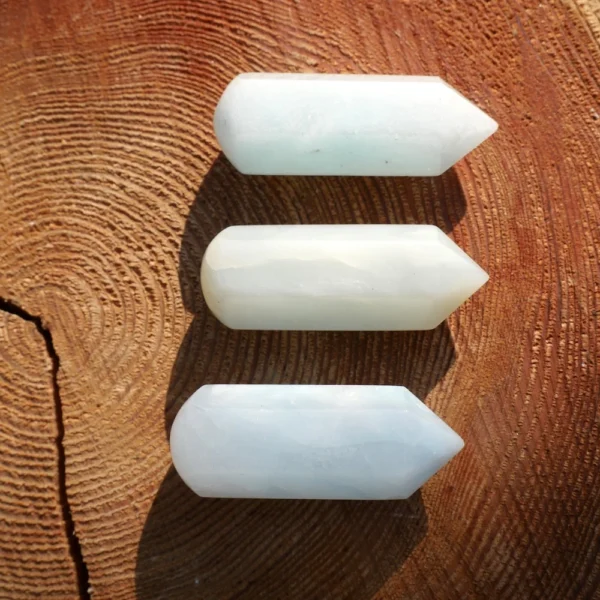 Fraaie blauwe aragoniet massagesteen van 5cm lang met spitse kant en bolle kant