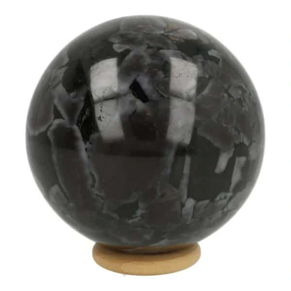 Mooie donkere gabbro bol met diameter van 72mm op houten ring