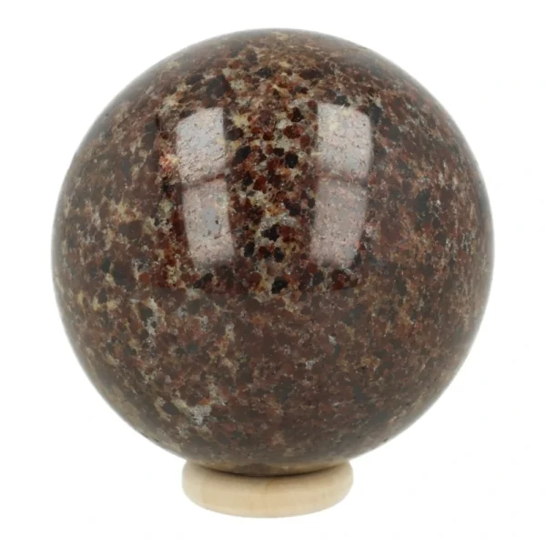 Fraaie granaat bol met diameter van 63mm op houten ring