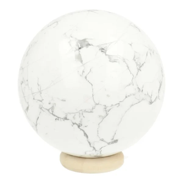 Fijne witte howliet bol met diameter van 56mm op houten ring