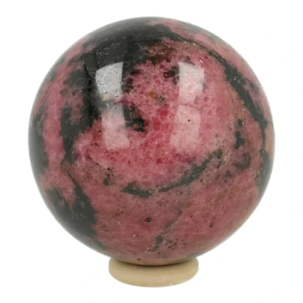 Mooie helderrode rhodoniet bol van 53mm op houten ring