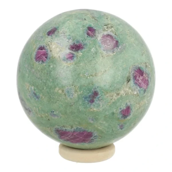 Fraaie robijn in fuchsiet bol met diameter van 59mm op houten ring