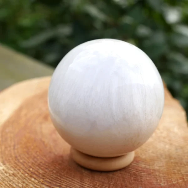 Fijne witte scoleciet bol met diameter van 50mm uit India