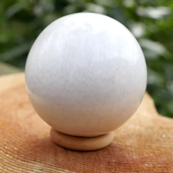 Fijne helderwitte scoleciet bol met diameter van 53mm