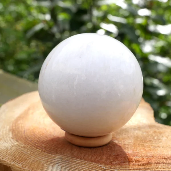 Fraaie witte scoleciet bol met diameter van 61mm op houten ring