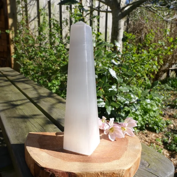 Fraaie seleniet obelisk van 20cm hoog