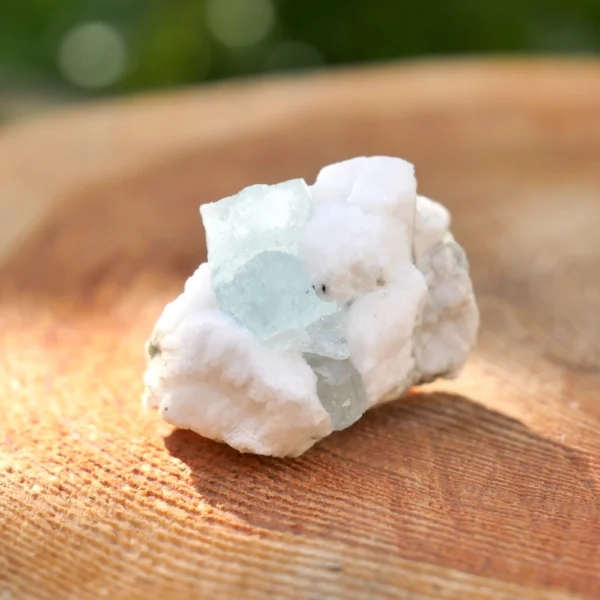 Leuk cluster met aquamarijn kristallen op matrix van witte orthoklaas (nr.15) uit Pakistan