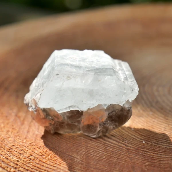 Fraai stukje helderblauwe aquamarijn met zilveren mica (nr.9)