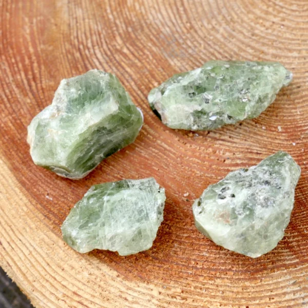Fijne groene diopsiet kristallen van 3-4cm lang uit Pakistan