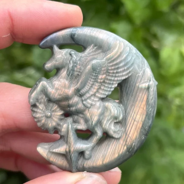 Labradoriet maan met eenhoorn met een hoogte van 6cm en een oranje-gouden flash (nr.1)