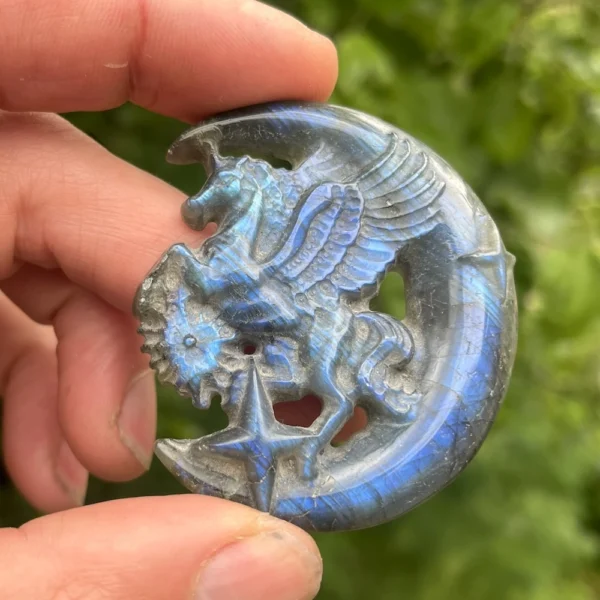 Labradoriet maan met eenhoorn met een hoogte van 6cm en een blauwe flash (nr.2)