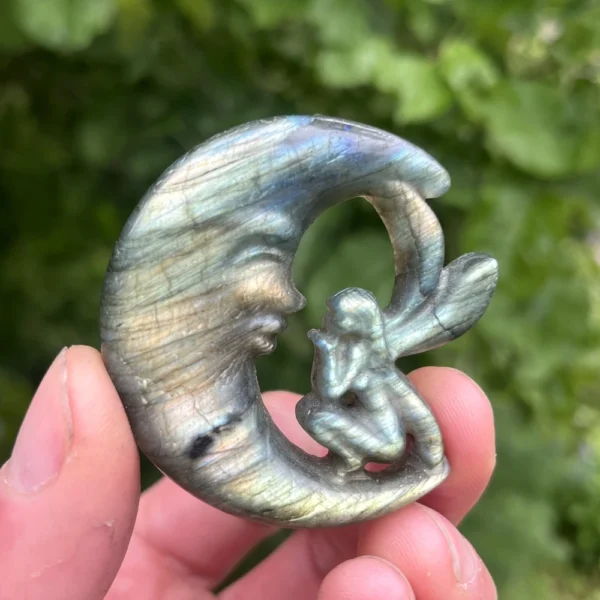 Labradoriet maan met fee met een hoogte van 6cm en een goudgroene flash (nr.3)