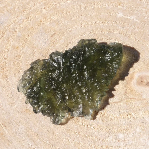 Fraai, grillig gevormd stukje modaviet ruw (nr.2) van ruim 2,5 gram uit Tjechië