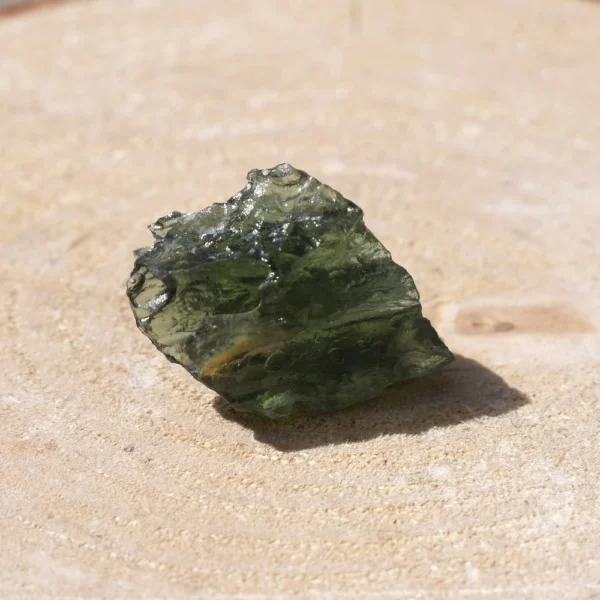 Bijzonder grillig en driedimensionaal stukje moldsviet vol kanaaltjes (nr.10) en ruim 2gram
