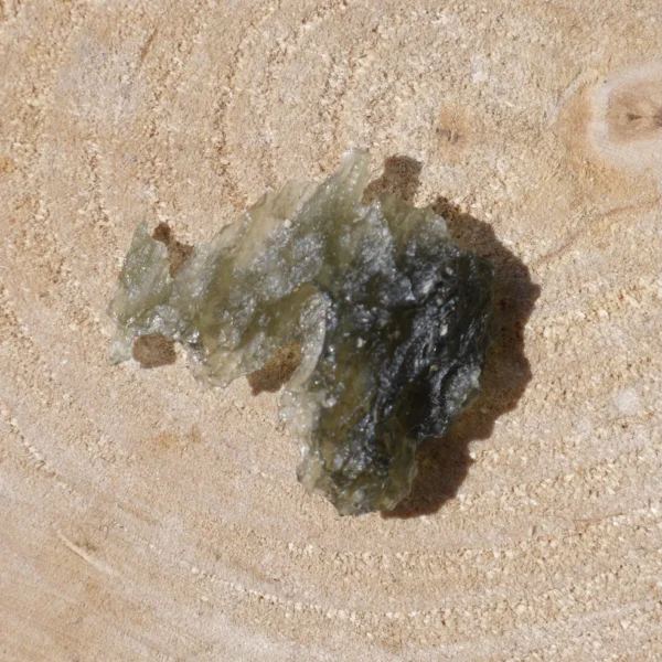 Mooi lat en grillig gevormd stukje modaviet (nr.13) van 0,6 gram en 19mm lang