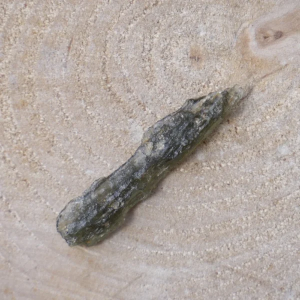 Leuk stukje moldaviet (nr.15) van ongeveer 3cm lang en 0,6 gram