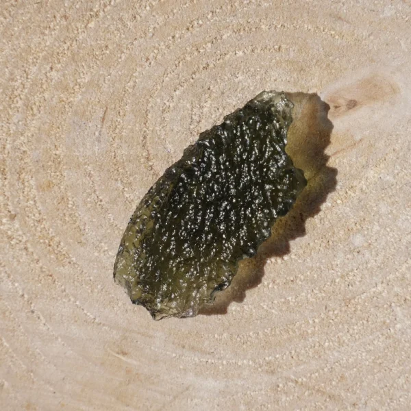 Fraai en intrigerend stukje moldaviet ruw van 1,9 gram uit Tjechië