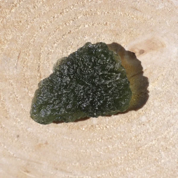Fraai gevormd stukje moldaviet ruw (nr.23) van 2,5gram